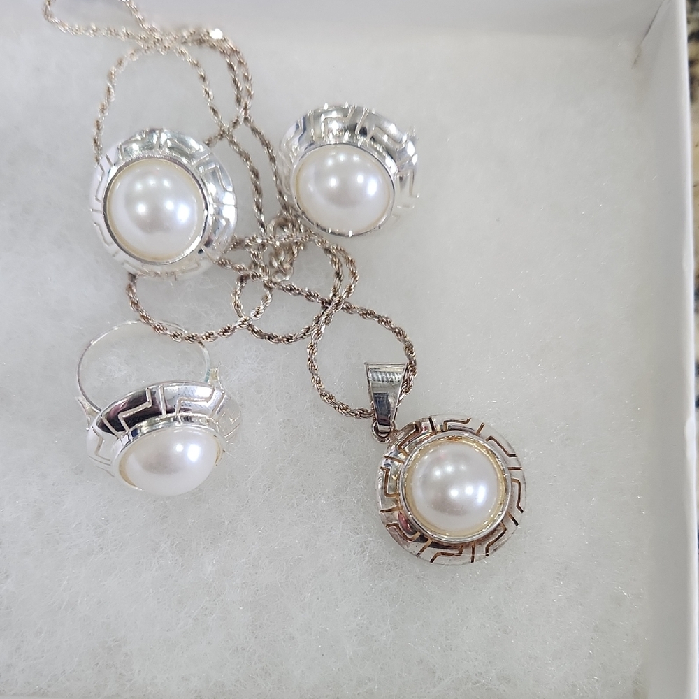 Elegant Silver and White Pearl Jewelry Set